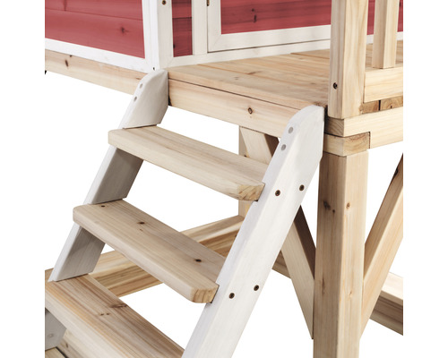 Vue détaillée d''un escalier en bois sur une cabane de jeux