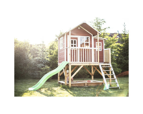 Cabane de jeu en bois avec toboggan et bac à sable dans le jardin