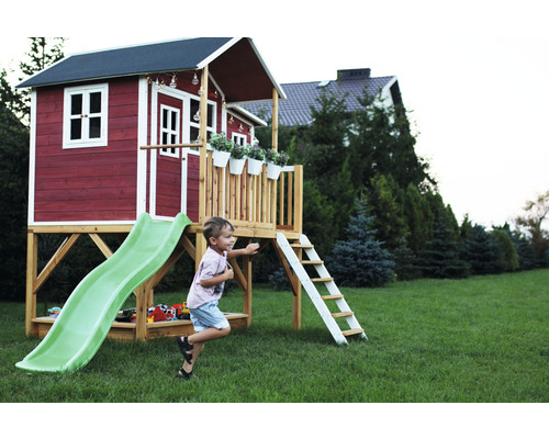 Cabane de jeux avec toboggan et échelle dans le jardin