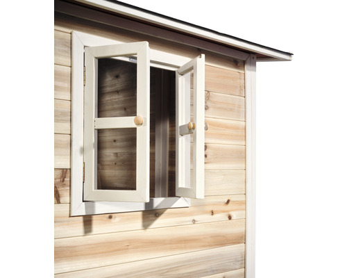 Vue détaillée d''une cabane de jardin en bois avec une fenêtre ouverte