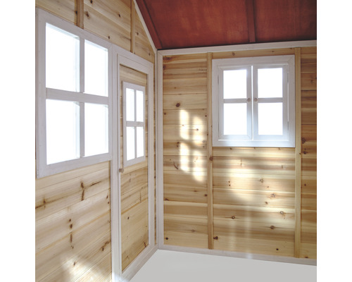 Vue intérieure d''une cabane de jeu en bois avec fenêtres et porte