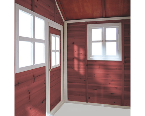Vue intérieure d''une cabane de jeux avec porte et fenêtres