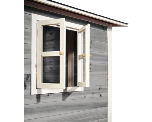 Vue détaillée d''une cabane de jeu avec fenêtre ouverte