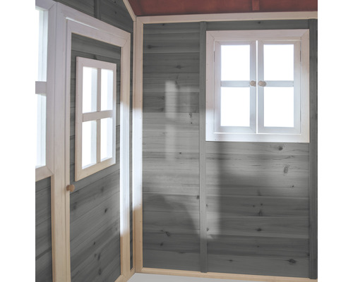 Vue intérieure d''une cabane de jeu avec fenêtres et une porte