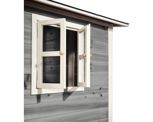 Detailansicht eines Holzgartenhauses mit geöffnetem Fenster