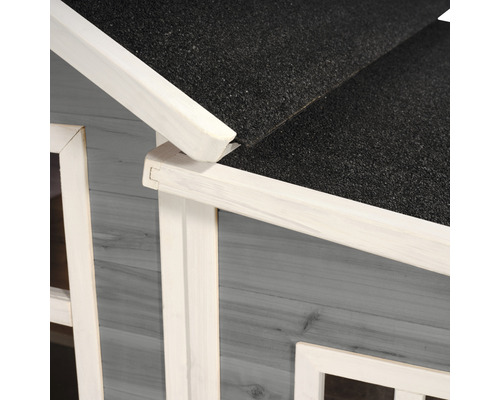 Detailansicht eines Gartenhauses mit Holzwänden und Dachpappe