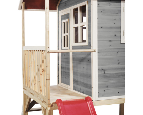 Holzspielhaus mit roter Rutsche