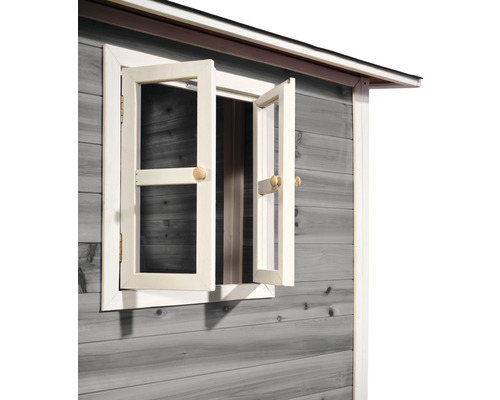 Detailansicht eines Holzhauses mit geöffnetem Fenster