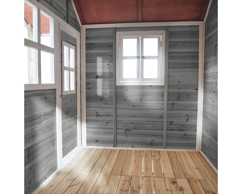 Innenansicht eines Spielhauses mit Holzwänden, Holzboden und Fenstern