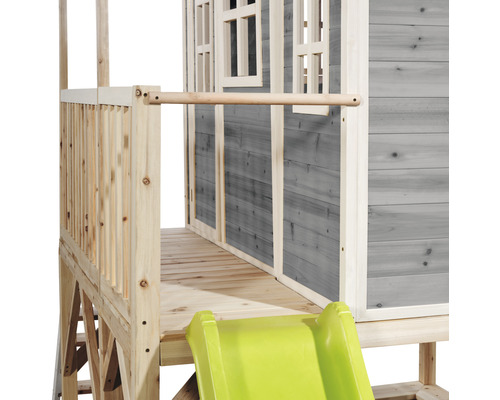 Detailansicht eines Spielhauses mit Rutsche und Holzgeländer