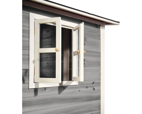 Detailansicht eines Holzgartenhauses mit geöffnetem Fenster
