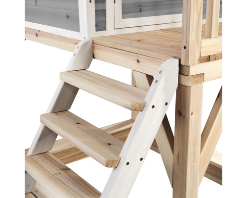 Detailaufnahme einer Holztreppe, die zu einem Spielhaus führt