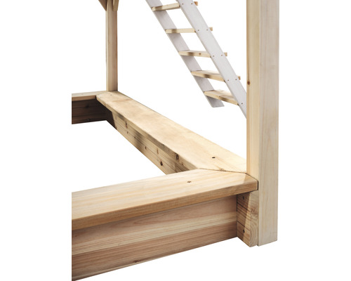 Detailansicht eines Holzspielturms mit Leiter