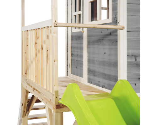 Vue détaillée d''une cabane de jeu avec toboggan et structure en bois