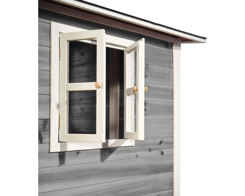 Vue détaillée d''une cabane de jeu avec une fenêtre ouverte