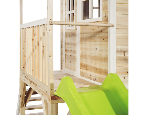 Vue détaillée d''une cabane de jeux en bois avec toboggan