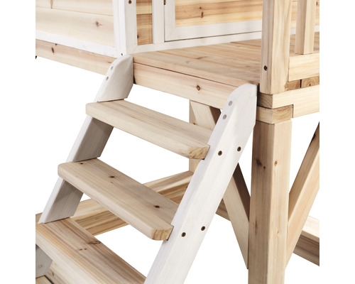 Gros plan d''un escalier en bois sur une cabane de jeu