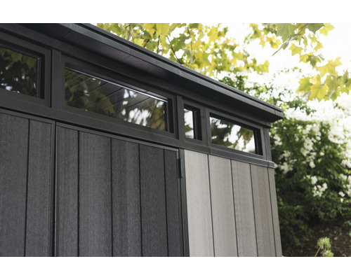 Detailansicht eines Gerätehauses mit Fenstern im oberen Bereich.