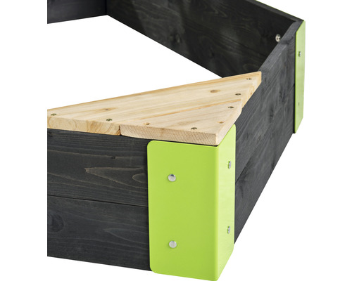 Vue détaillée d''un potager surélevé en bois avec raccords d''angle