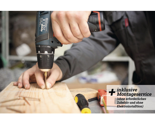Akkuschrauber beim Eindrehen einer Schraube in Holz