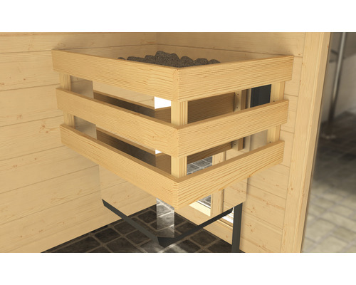 Innenansicht einer Sauna mit einem Holzregal gefüllt mit Saunasteinen