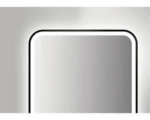 Detailansicht eines rechteckigen Spiegels mit Beleuchtung