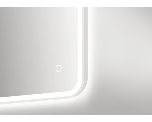 Detailansicht eines Spiegels mit Beleuchtung und Touch-Sensor