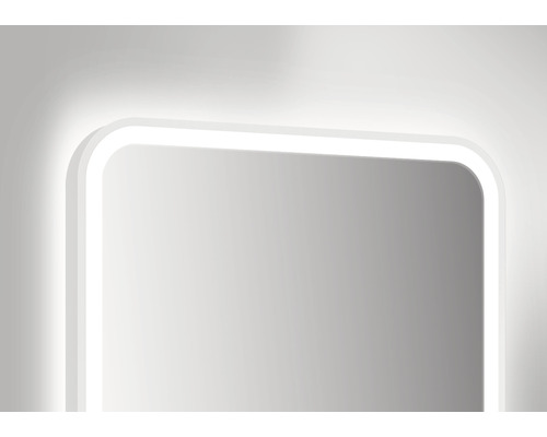 Detailansicht eines rechteckigen Spiegels mit Beleuchtung