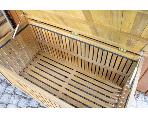 Geöffnete Gartenbox aus Holz