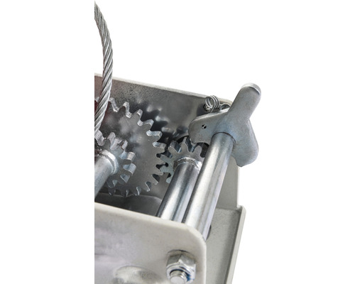 Vue détaillée d''un treuil avec câble en acier et engrenages