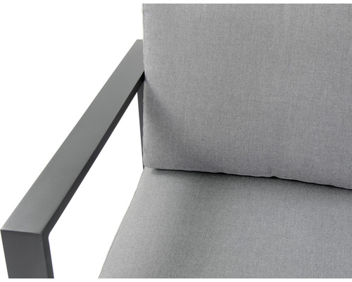 Vue détaillée d''un fauteuil lounge gris avec revêtement en tissu et accoudoir en métal