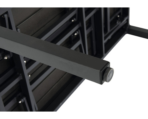 Vue détaillée d''une table de jardin avec pieds réglables pour un alignement facile.