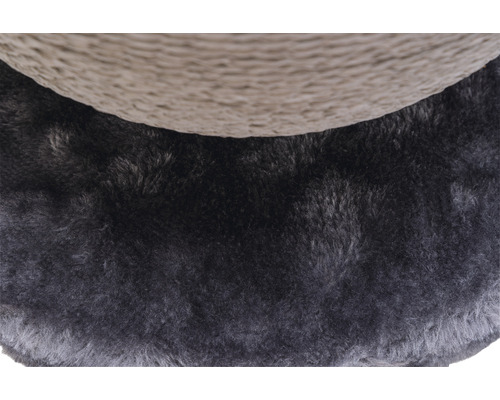 Vue détaillée d''un arbre à chat avec sisal et peluche