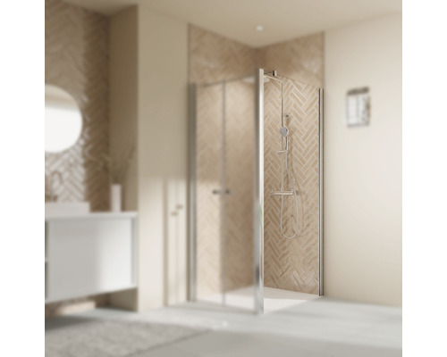 Paroi de douche en verre dans salle de bains