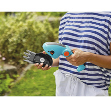 Gardena Akku-Grasschere mit auswechselbarem Scherenaufsatz in der Hand gehalten