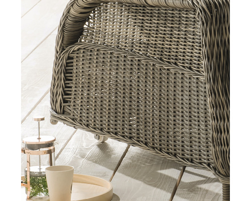 Gros plan d''un meuble en rotin avec cafetière à piston et tasse