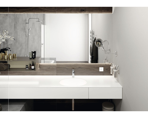 Salle de bain lumineuse avec lavabo, miroir et éléments en bois