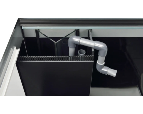 Vue intérieure d''un aquarium avec des tuyaux et un système de filtration.