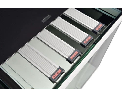 Aquarium avec logo Eheim et éclairage