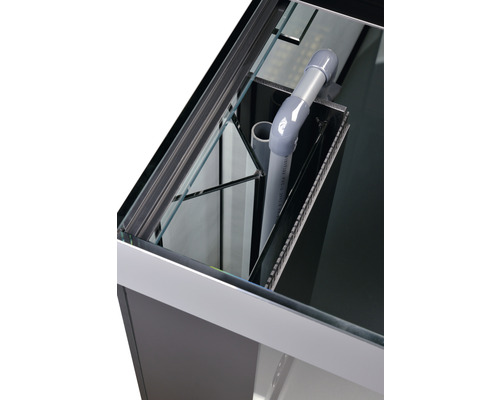 Vue détaillée du système de filtration d''un aquarium avec tuyaux