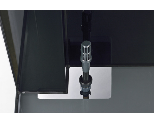 Vue intérieure d''un aquarium avec filtre et raccord de tuyau