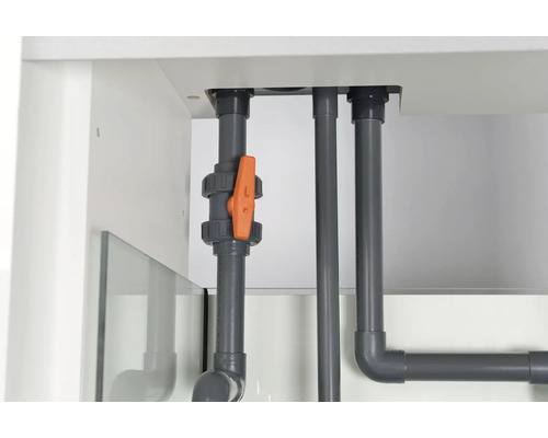 Tuyaux avec vanne d''arrêt sous un aquarium