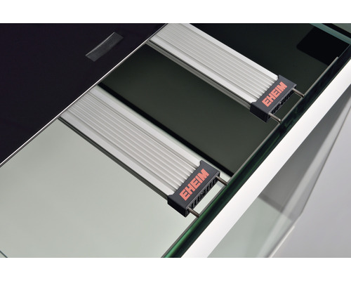 Vue détaillée d''un aquarium avec le logo Eheim sur l''éclairage