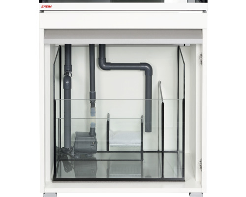 Vue intérieure d''un meuble d''aquarium avec pompe et tuyauterie