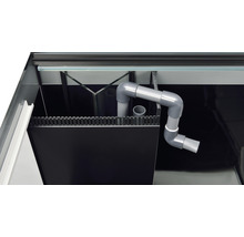 Innenansicht eines Aquariums mit Rohrleitungssystem zur Wasserzirkulation