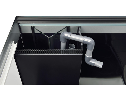 Vue intérieure d''un aquarium avec un système de tuyauterie pour la circulation de l''eau