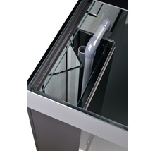 Detailansicht eines Aquariums mit Filtersystem und PVC-Rohren.
