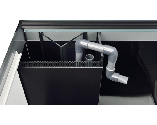 Vue intérieure d''un aquarium avec système de filtration et tuyaux