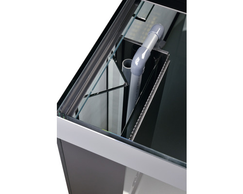 Vue intérieure d''un aquarium avec système de filtration