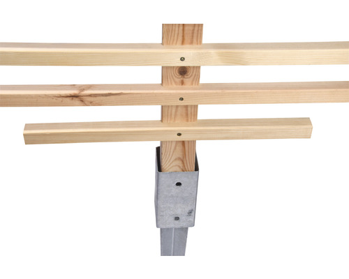 Detailansicht eines Holzrahmens mit Metallsockel